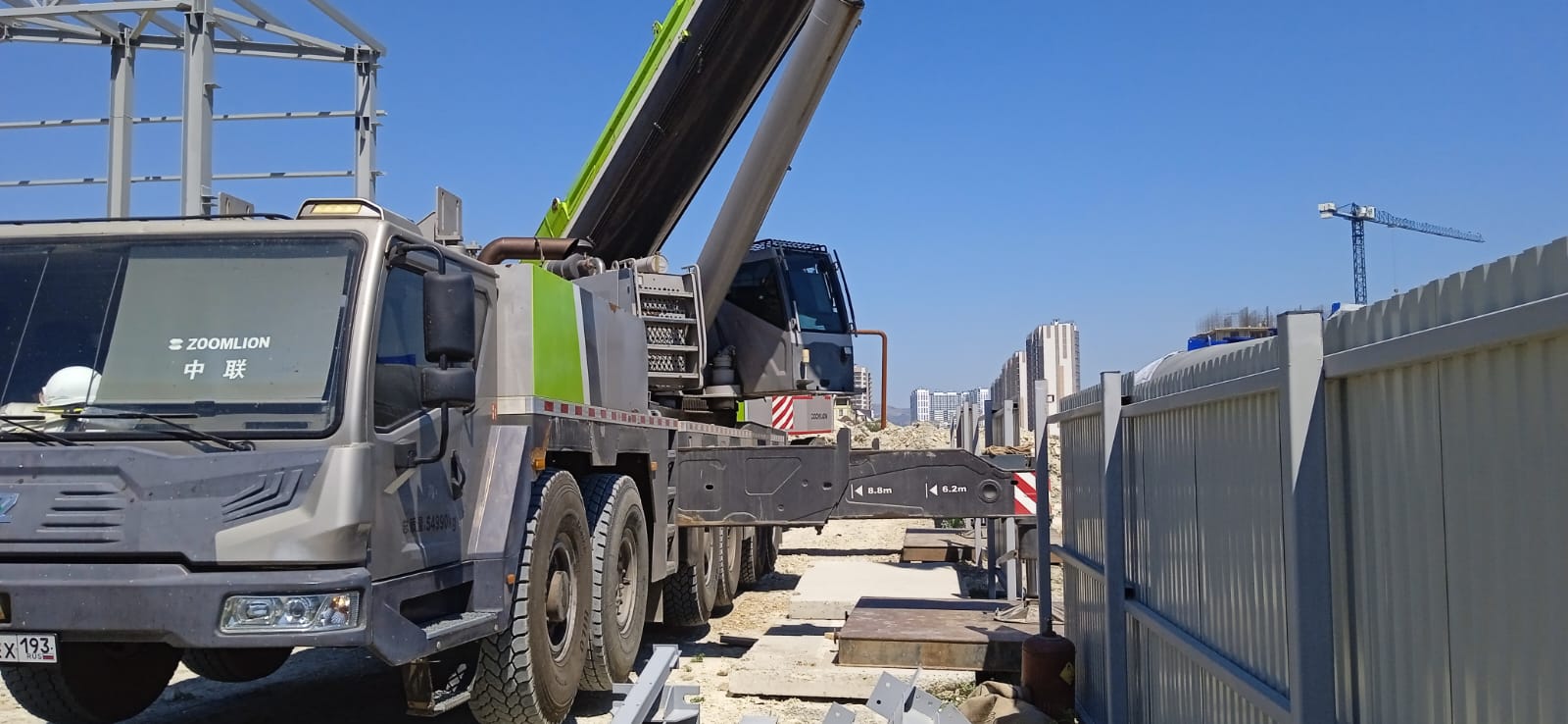 Автокран Zoomlion на строительной площадке
